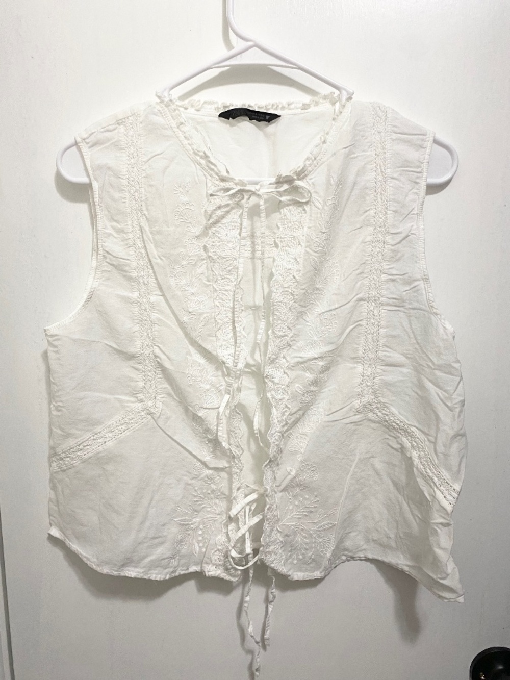 Zara  White Size M Women’s Embroidered Tassels Sleeveless Top.